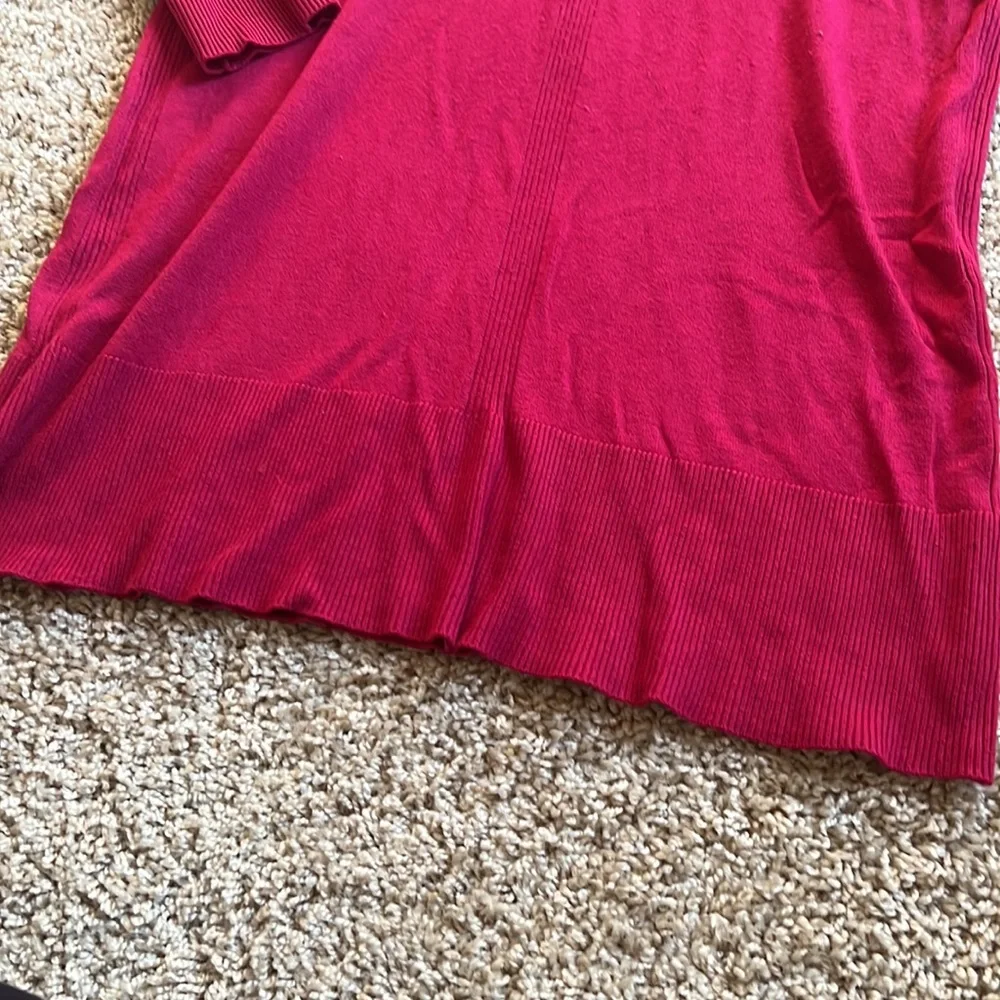 The limited open shoulder sweater fuchsia